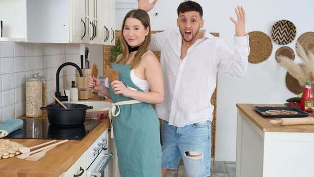 Jinsiy aloqa uchun birovning yigitini yo'ldan ozdirish uchun katta ko'kraklarini ko'rsatdi