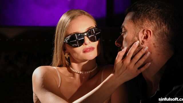 Ichki kiyim va paypoqdagi qiz sezgir jinsiy aloqadan zavqlanadi