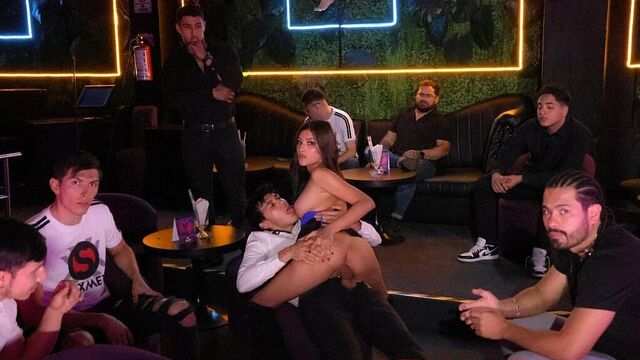 Go'zallik jamoat bilan yigit bilan faol va zavqlanmoqda