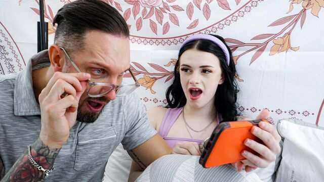 Brunetning ho'l pussi zanjirli yigitni tinchlantirmaydi