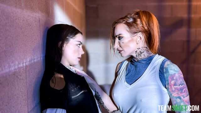 Katta sog'ish bilan ehtirosli kaltak uning do'stini strap-on bilan sikadi