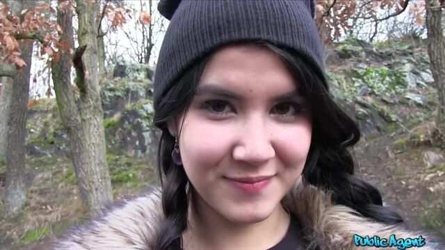 Katta eshakka ega bo'lgan yosh qizni terish yuk mashinasi va ko'chada so'rib oldi