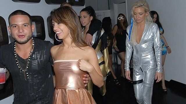 Qorong'asiz qorin bo'shlig'ida yigitning issiq dikini sinab ko'rdi