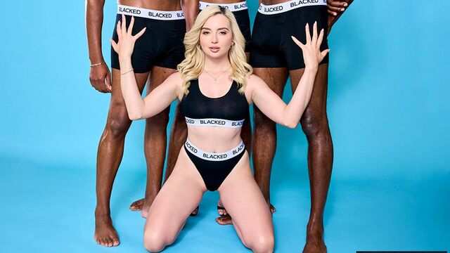 Petite yosh qiz qora tanlilardan ikki tomonlama kirib bordi