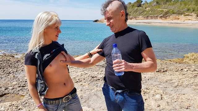 Sariq yigitga minaj berdi va u bilan toza havoda jinsiy aloqa qildi