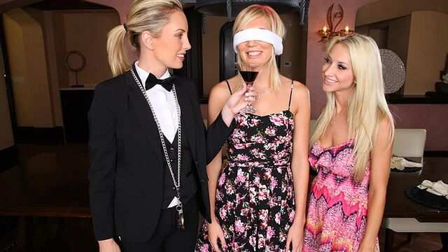 Toza titragan sarg'ish rangga ega lezbiyan ajablanib berilgan edi