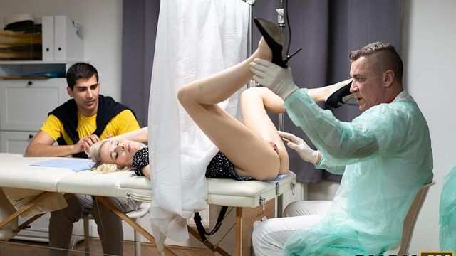 Shifokor avval sarg'ishning ko'kraklarini ko'zdan kechirdi va keyin uni mushuk bilan sikdi