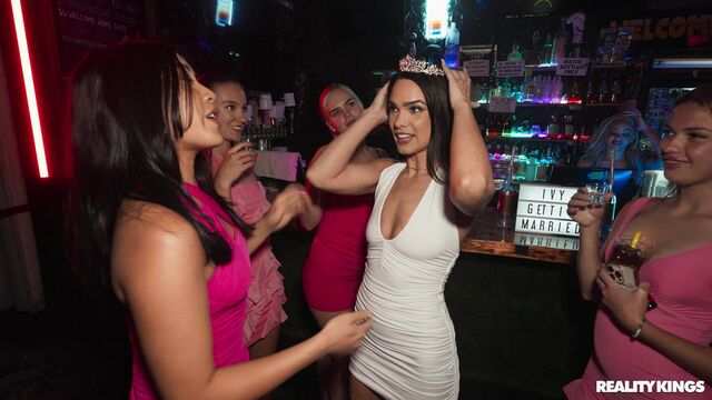 Go'zallik berdi minat va anal jinsiy aloqa bir begona bilan klubda