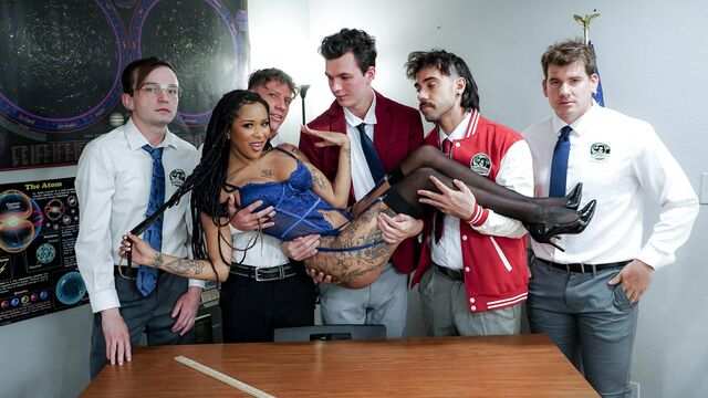 Qora o'qituvchi talabalardan ikki marta penetratsiya oldi