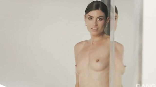 qoramag'iz bir minatka berdi va straddled uning macho magistral bilan tukli mushuk