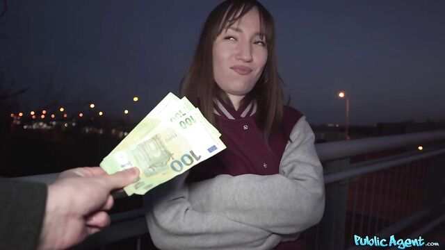 Pul uchun, yosh kaltak nafaqat otishni o'rganishga tayyor