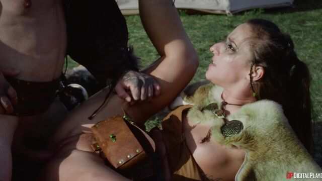 Ehtirosli odam ochiq havoda uning shirali mushukida blondeni taxminan sikdi